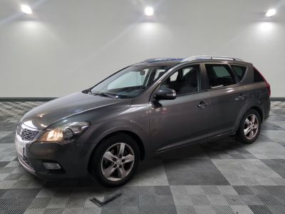 la photo d'une voiture grise garée dans un garage