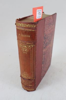 un livre à la couverture rouge posé sur une surface blanche