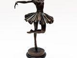 statue en bronze représentant une ballerine, posée sur un socle en marbre noir