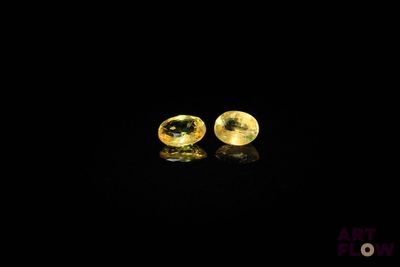 une paire de boucles d'oreilles en forme de lune jaune sur fond noir