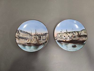 Paire d'assiettes en porcelaine polychrome representant Diep…