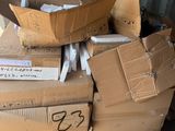 une pile de cartons empilés les uns sur les autres