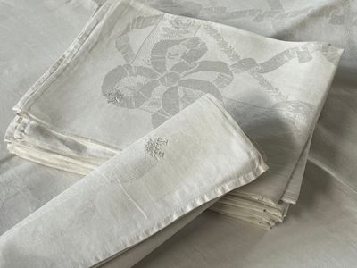 une pile de serviettes pliées posée sur un lit