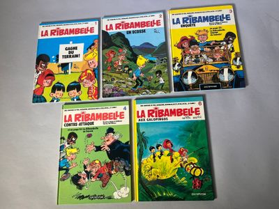 quatre bandes dessinées pour enfants sont alignées sur une table