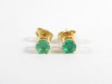 une paire de boucles d'oreilles en émeraude sur fond blanc