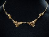 un collier en or sur un mannequin mannequin mannequin mannequin mannequin mannequin mannequin mannequin mannequin mannequin