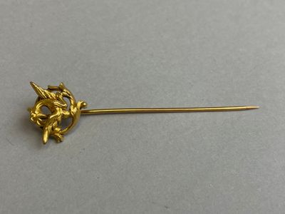 Une épingle en or 750 °/°° à décor de dragon. Poids : 2,6 g. Longueur  - Photo 1