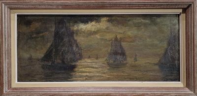 une peinture à l'huile représentant des bateaux sur un plan d'eau, sous un ciel nuageux