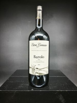 la bouteille de vin est posée sur une table noire