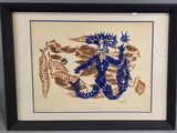 une image représentant une photo d'un tableau encadré représentant un dragon bleu et or