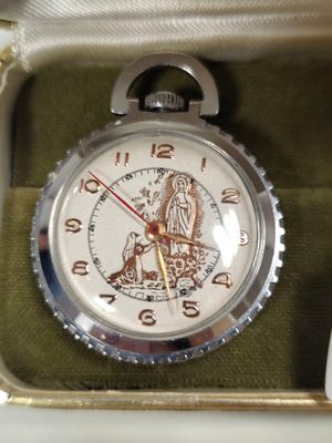 une montre en argent dans un écrin orné d'une horloge
