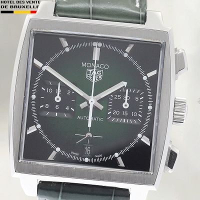 un gros plan d'une montre au cadran vert