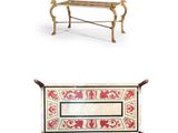 trois types de mobilier différents, à savoir une table, un banc et un tapis
