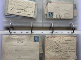 une photo montrant une collection de lettres et d'enveloppes exposées