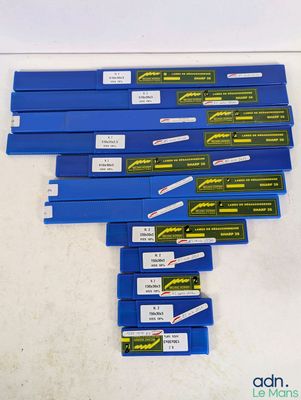 six piles bleues empilées les unes sur les autres sur une surface blanche