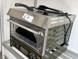 une photo d'un four grille-pain posé sur une étagère dans une cuisine