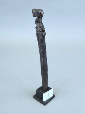 statue d'une femme tenant un bébé dans ses bras, posée sur un socle noir
