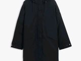 L'imperméable est noir et comporte une capuche qui y est intégrée.