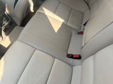 l'intérieur d'une voiture blanche équipée de sièges en cuir et d'une console centrale