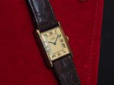 une montre posée sur un morceau de tissu rouge