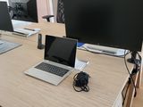 un bureau sur lequel sont posés deux ordinateurs et un ordinateur portable