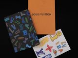 Étui à passeport Louis Vuitton et autocollants sur fond noir