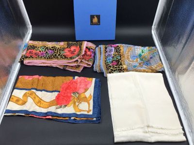 Lanvin, lot de 4 foulards de différentes tailles 100%soie. Le foulard  - Photo 1