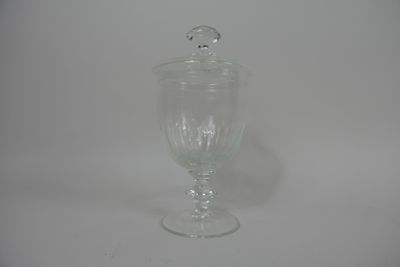 Un drageoir en cristal taillé sur pied annelé.