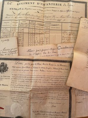 un bout de papier sur lequel il y a quelque chose d'écrit