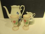 deux tasses et une théière posées sur une table