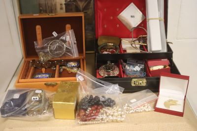 de nombreux objets qui sont posés dans une mallette posée par terre
