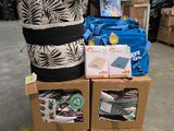 une pile de sacs et de cartons dans un entrepôt