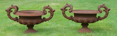 deux urnes métalliques posées dans l'herbe