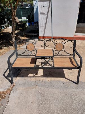 a bench that is sitting on the sidewalk in front of a building