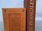 deux livres posés l'un à côté de l'autre sur une table
