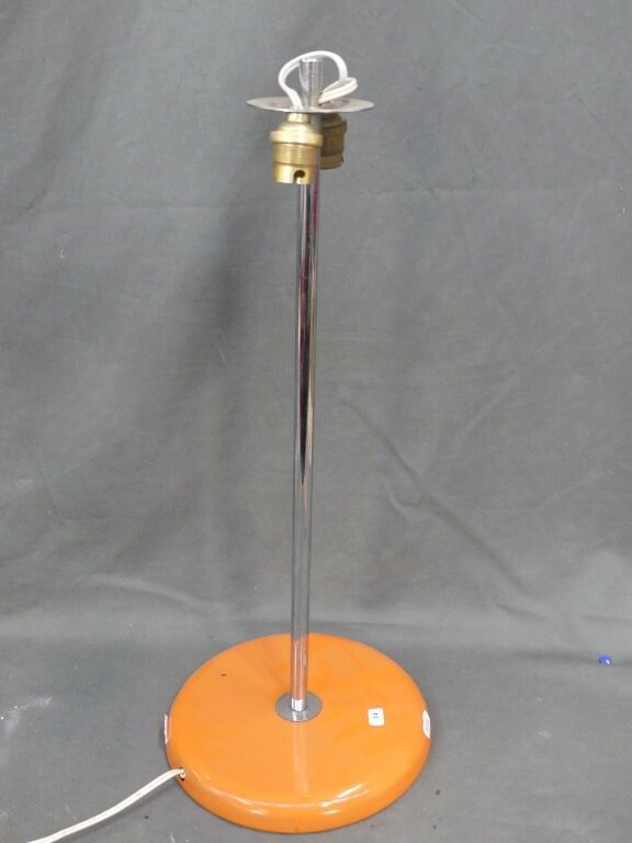 Lampe de bureau, socle en métal laqué orange et fît en métal…