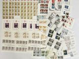 de nombreux types de timbres sur la table