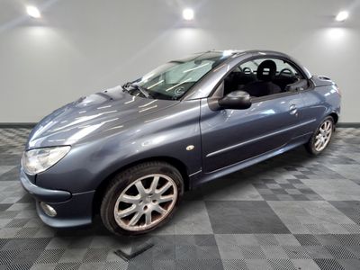 la photo d'une petite voiture garée dans un garage