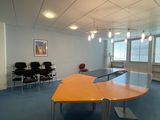 une salle de réunion équipée d'une table et de chaises