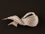une image représentant une broche en argent ornée d'un motif tressé