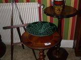 une petite table sur laquelle se trouve un bol, à côté d'un radiateur