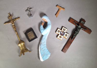 une figurine représentant une femme tenant une croix et un crucifix