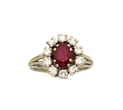 une image d'une bague sertie d'un diamant et d'un rubis sur fond blanc