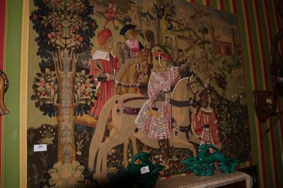 un tableau représentant un homme à cheval accroché au mur