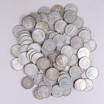 une pile de pièces d'argent posée sur une surface blanche