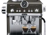 une image représentant une machine à café sur laquelle sont posées deux tasses de café