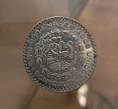 une pièce d'argent exposée dans une vitrine
