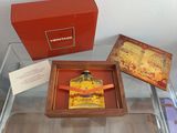 une vitrine en verre contenant un flacon de parfum