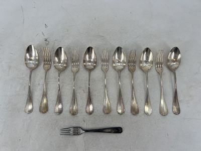 six cuillères et une fourchette sur la table
