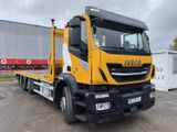 un camion jaune garé devant un immeuble